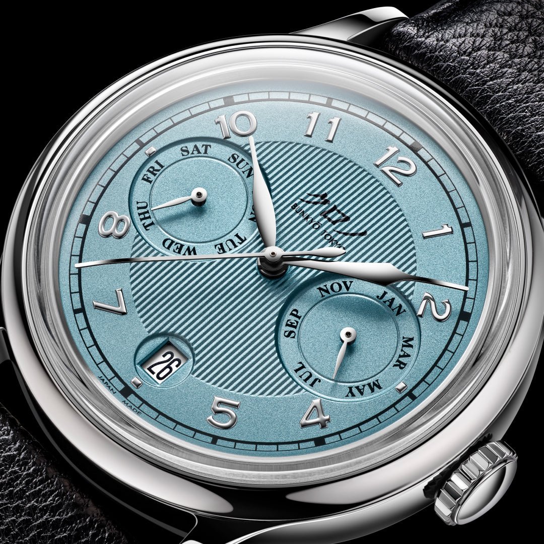 Kurono Tokyo Calendrier SBR Saxe Blue dial close-up official product photo